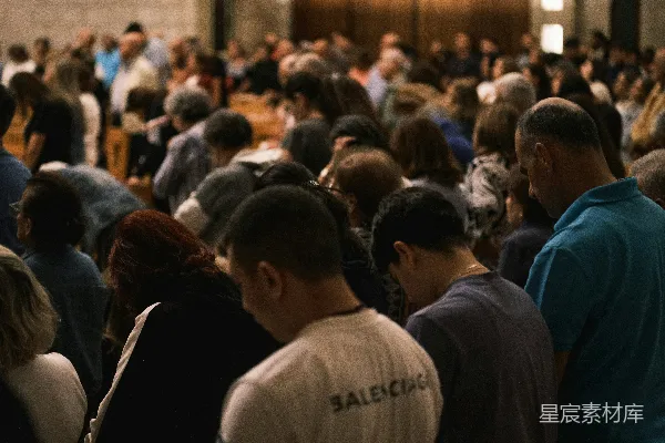 高清摄影 一群人在低头祈祷。
