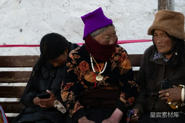 高清摄影 三位老太太坐在长椅上