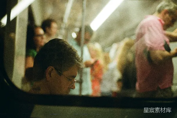 高清摄影 黑衣人戴着眼镜