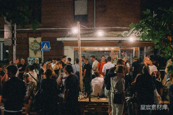 高清摄影 夜晚一群人在一家酒吧外聚集