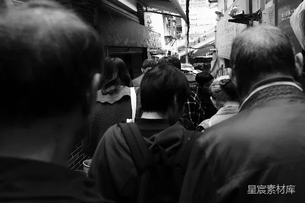 高清摄影 人们穿过拥挤的市场小巷