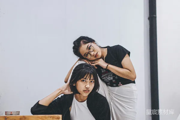 高清摄影 几个坐在椅子上的人