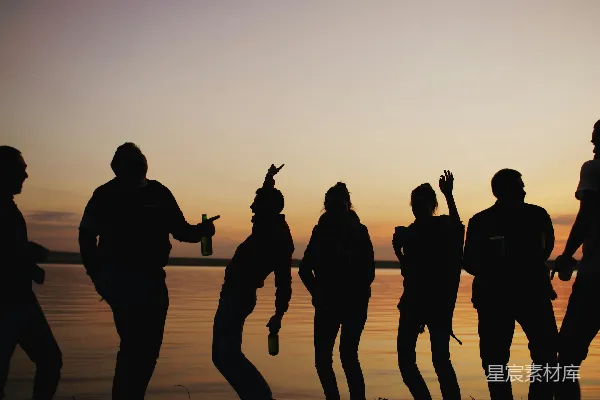 高清摄影 傍晚夕阳下的人影 dancing 替换为 dancing 的影子。