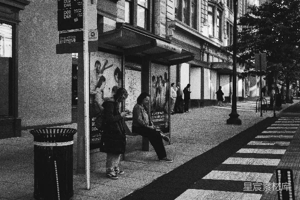 高清摄影 城市街道上人们在等人 bus stop。