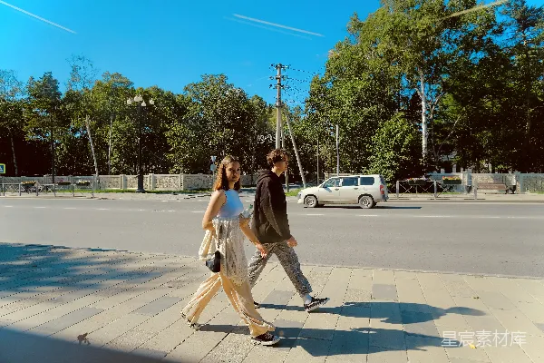 高清摄影 两个人在一个阳光明媚的日子里走在街上
