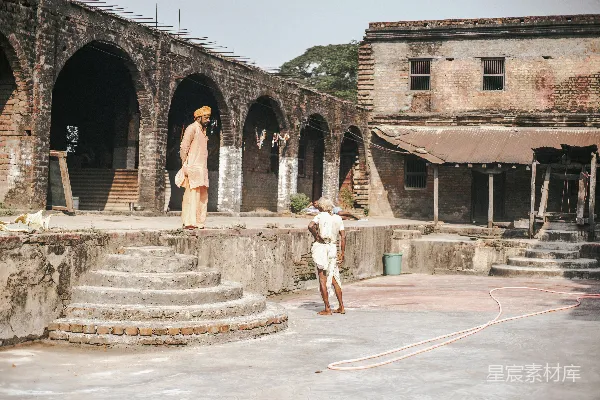高清摄影 一个男人站在 courtyard 中的一个孩子旁边