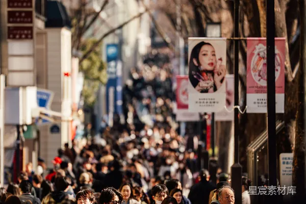 高清摄影 拥挤街道两旁种满了树木和商店。
