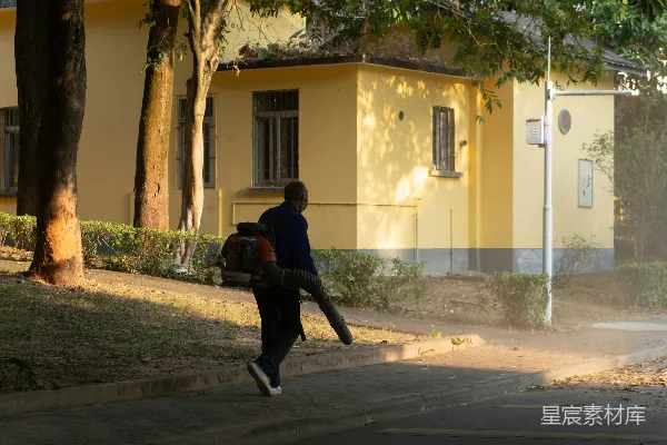 高清摄影 街上奔跑着一个人