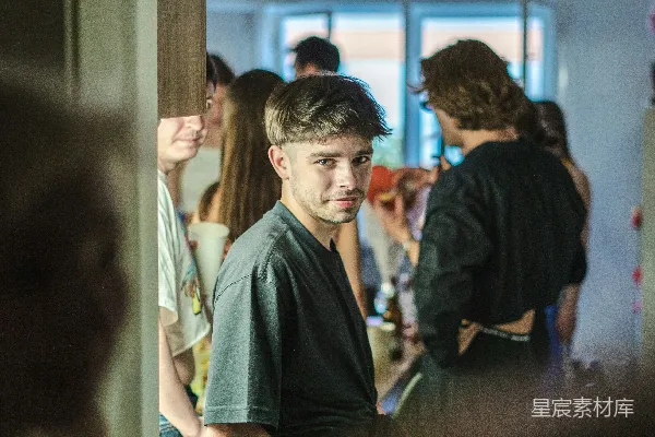 高清摄影 一群人在房间里站着