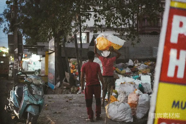 高清摄影 一个男子在街上行走，手里拿着一个袋子。