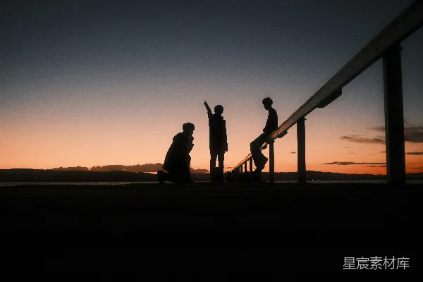 高清摄影 夕阳下的三个人影