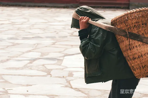 高清摄影 一个人背着一个篮子。
