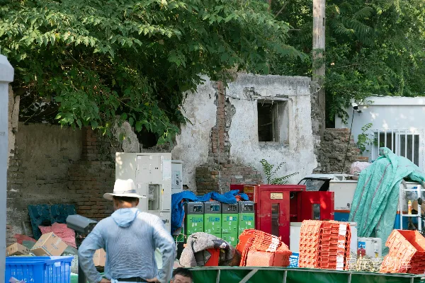 高清摄影 一个男子站在一堆废品旁边