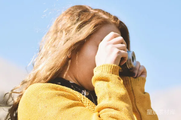高清摄影 褐衣女子手持黑白相机进行白天拍摄