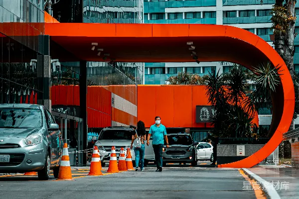 高清摄影 黑色夹克的男人在白天骑着黑色摩托车。