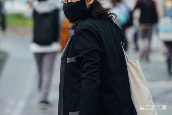 高清摄影 黑色外套和黑色墨镜的女人在白天站在路中央。