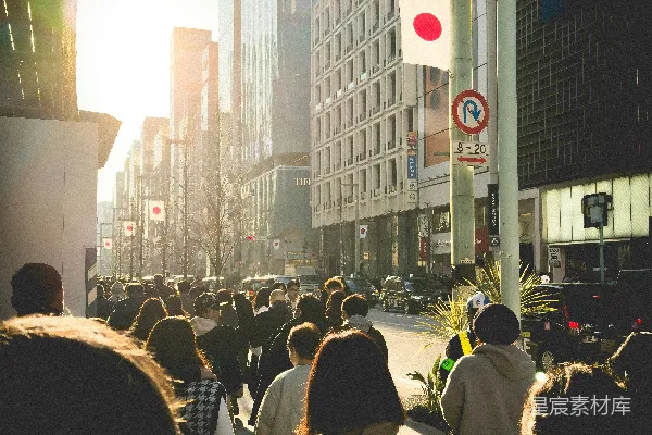高清摄影 人们走在繁忙城市街道上，两侧是高大的建筑物。