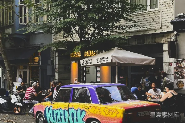 高清摄影 路边停着一辆色彩鲜艳的汽车