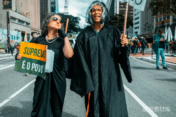 高清摄影 黑色套装男学者在白天站在路上