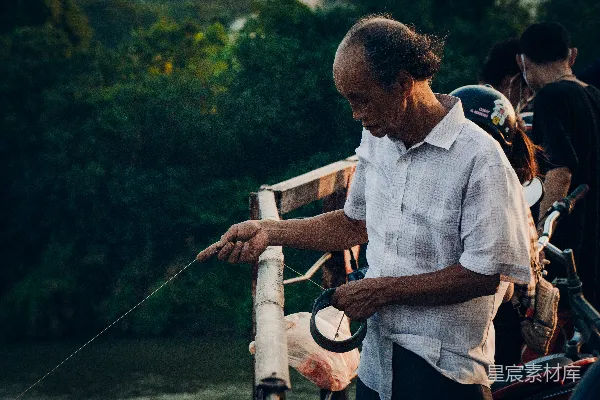 高清摄影 身穿蓝色和白色格子衬衣的男子手持鱼竿在白天持这样