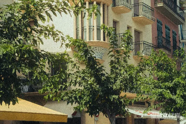 高清摄影 一群人走在一幢高大楼旁的街道上