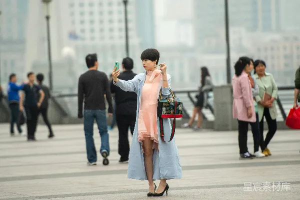 高清摄影 女性在城市建筑背景中自拍