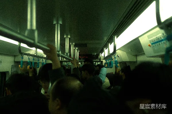 高清摄影 一群人在地铁列车上乘车