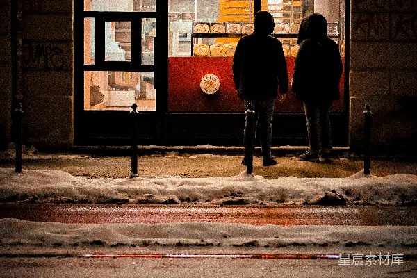 高清摄影 夜幕下两人在一家亮灯的脆皮店外