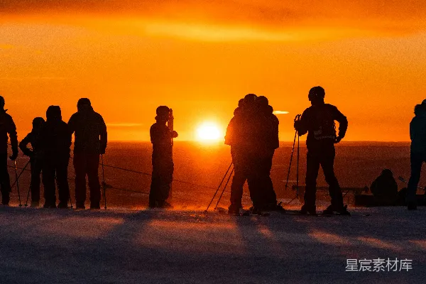 高清摄影 夕阳下的轮廓：人们凝视着一片繁华的雪景。