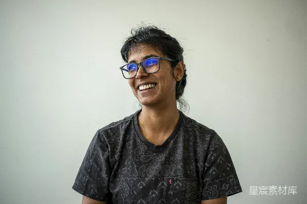 高清摄影 戴着眼镜的女人微笑着露出幸福的表情。