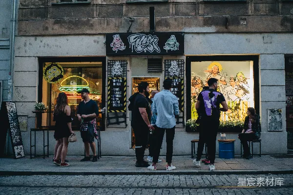 高清摄影 一群人在商店外面站立