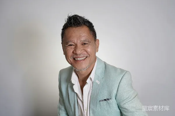 高清摄影 穿浅绿色西装外套的男人正在微笑。