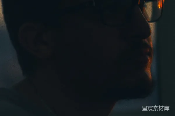 高清摄影 戴着眼镜的男人望着窗外。
