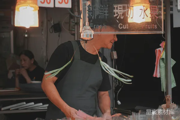 高清摄影 黑色T恤和灰色牛仔裤的男人手持一个透明塑料袋