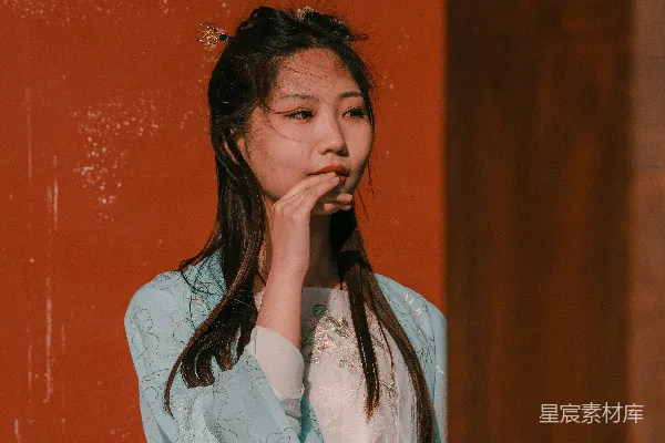 高清摄影 一个女人站在一辆红色马路边