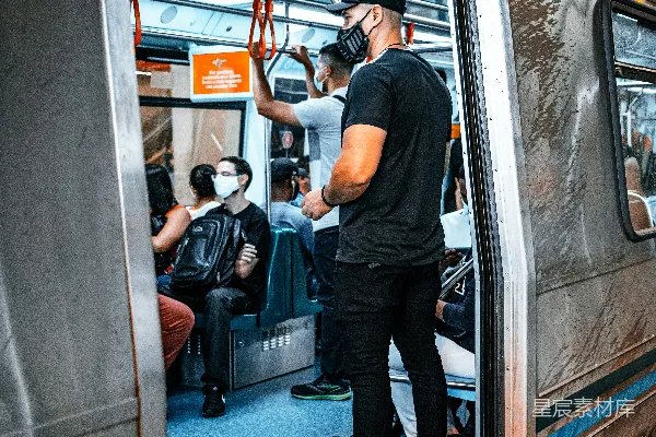 高清摄影 站在火车上的一个男人望着窗外。