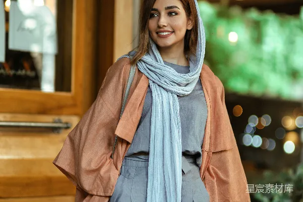 高清摄影 穿着棕色外套的女人站在棕色木墙旁边