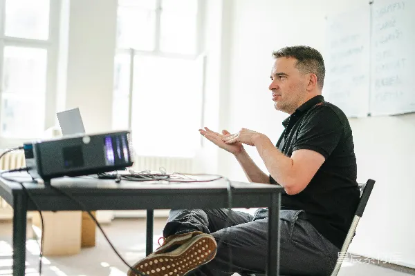 高清摄影 一个男人坐在办公桌前