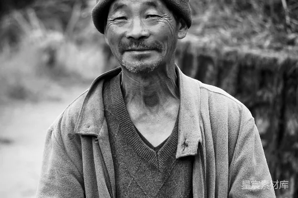 高清摄影 一位老人微笑，脸上是黑白的颜色。