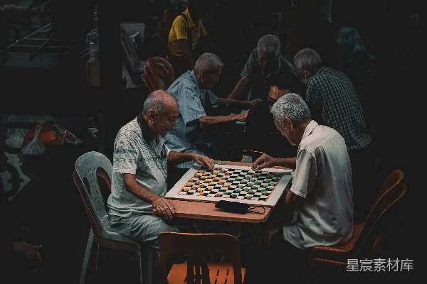 高清摄影 一群老年男子在下国际象棋。