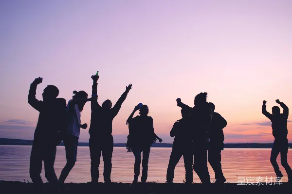 高清摄影 夕阳下轮廓分明的人群庆祝场面