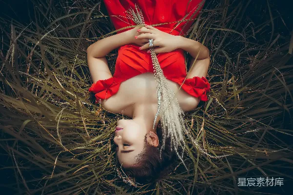 高清摄影 女人躺在绿色草地上的田地里