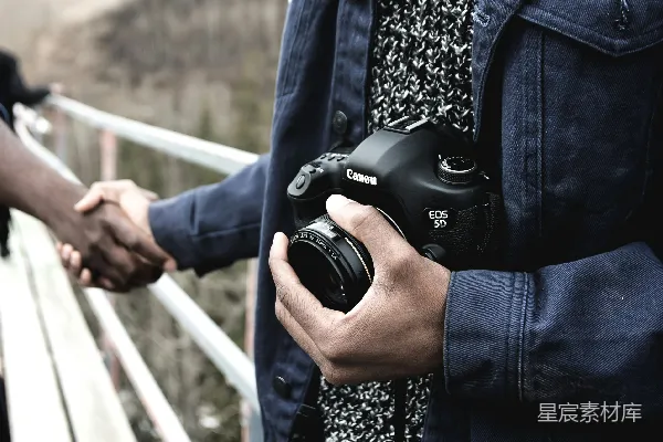 高清摄影 手持佳能 DSLR 相机