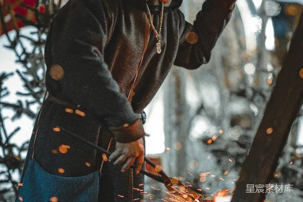 高清摄影 一个男人正在处理一块金属。
