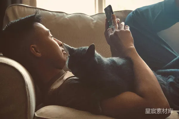 高清摄影 蓝 tank top 的女人躺在沙发上，旁边有一只黑猫。