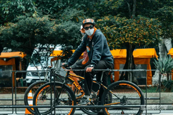 高清摄影 黑衣男子白天骑自行车