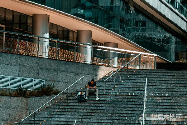 高清摄影 黑色夹克和黑色裤子的男人坐在台阶上
