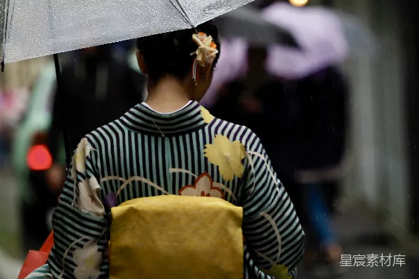 高清摄影 黑白条纹连衣裙的女人正拿着雨伞