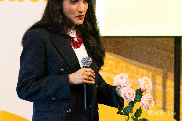 高清摄影 手中拿着鲜花的女人在做 presentation 。