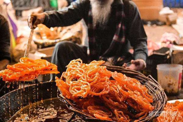 高清摄影 黑色夹克的男人站在食品摊前
